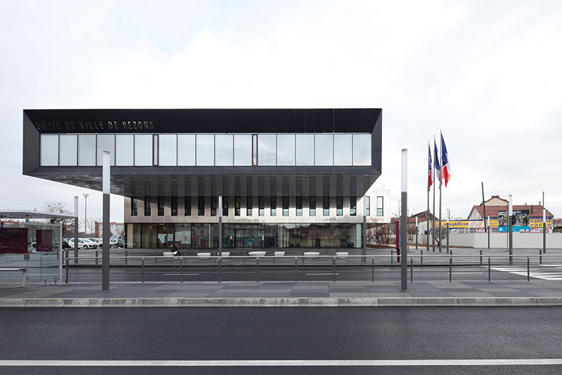 Здание мэрии в пригороде Парижа (Интернет-журнал ETODAY)