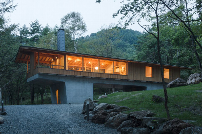 Дом в лесу на бетонных опорах в Японии (Интернет-журнал ETODAY)
