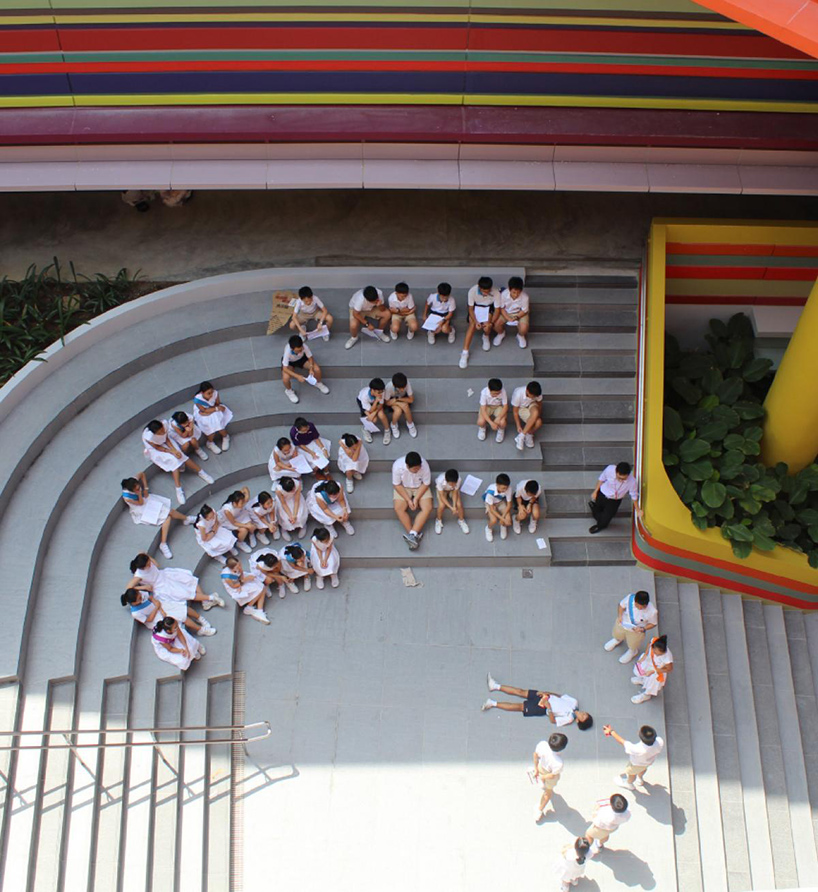 Школа с радужной облицовкой в Сингапуре (Интернет-журнал ETODAY)