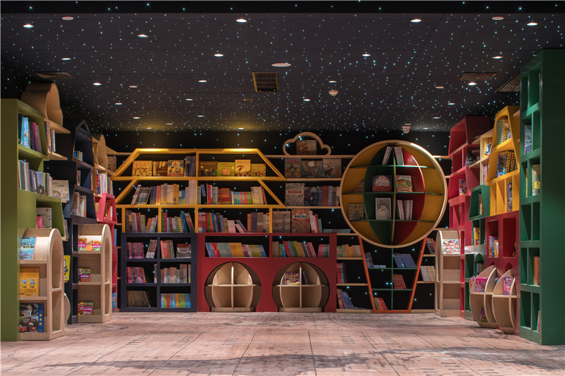 Книжный магазин с черным зеркальным полом в Китае (Интернет-журнал ETODAY)