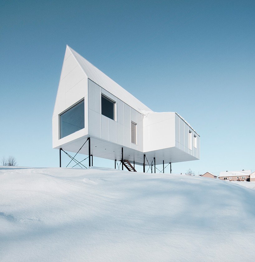 Белоснежный дом на опорах в снежном Квебеке (Интернет-журнал ETODAY)