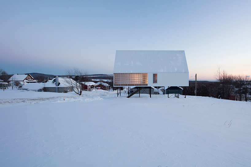 Белоснежный дом на опорах в снежном Квебеке (Интернет-журнал ETODAY)