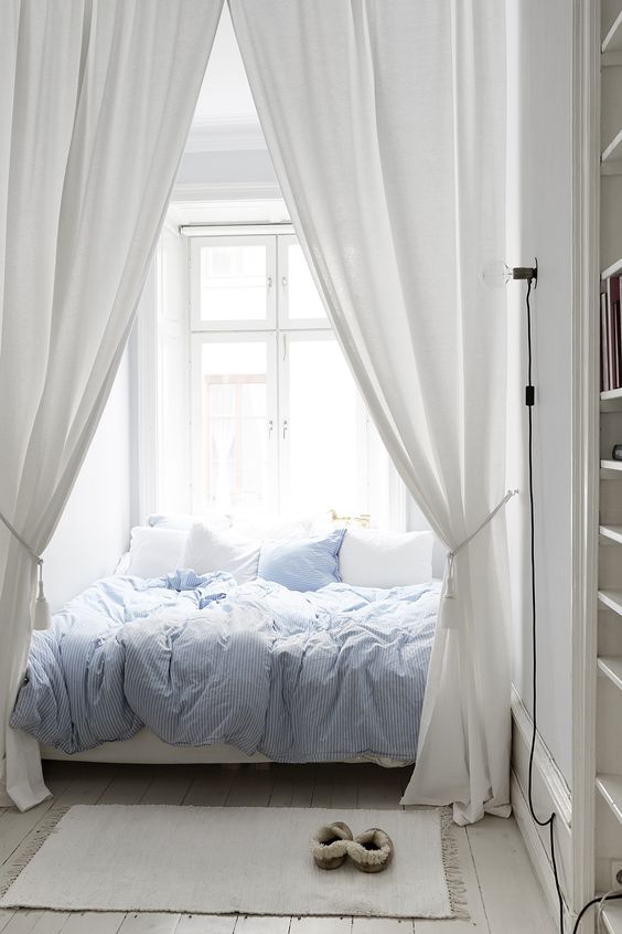 Как улучшить атмосферу в спальне: основные приемы
