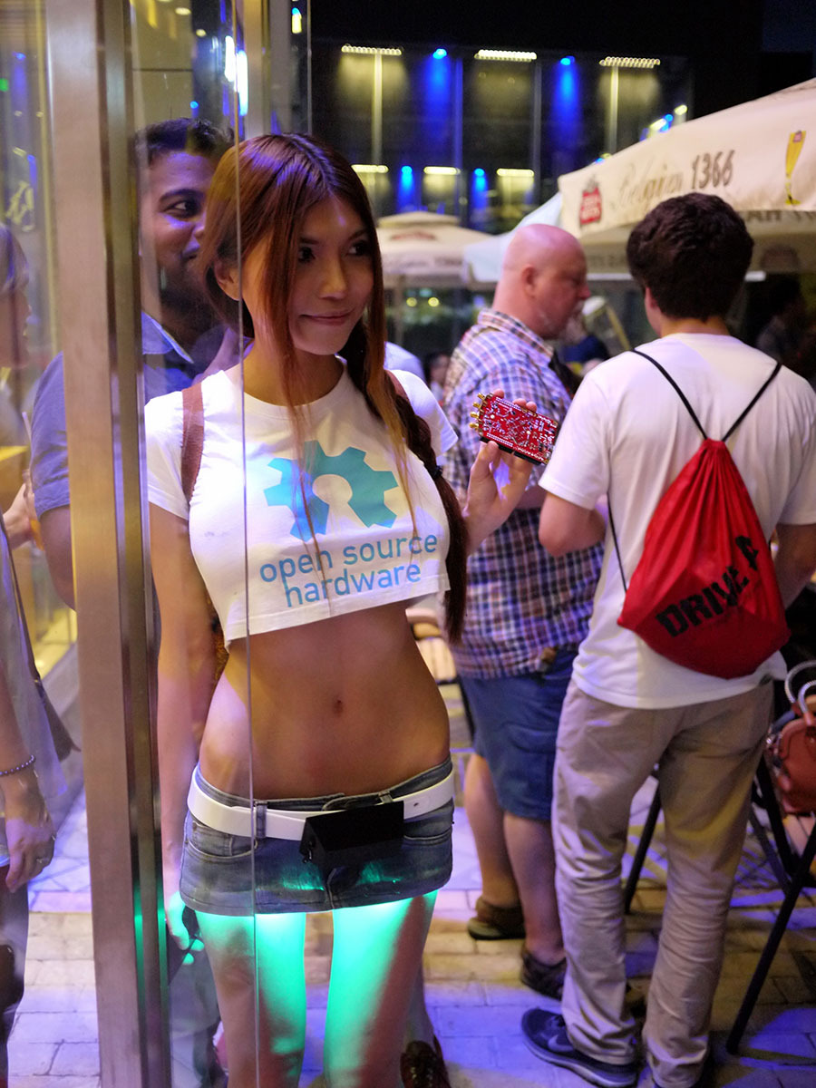 В Японии входят в моду мини-юбки с подсветкой
