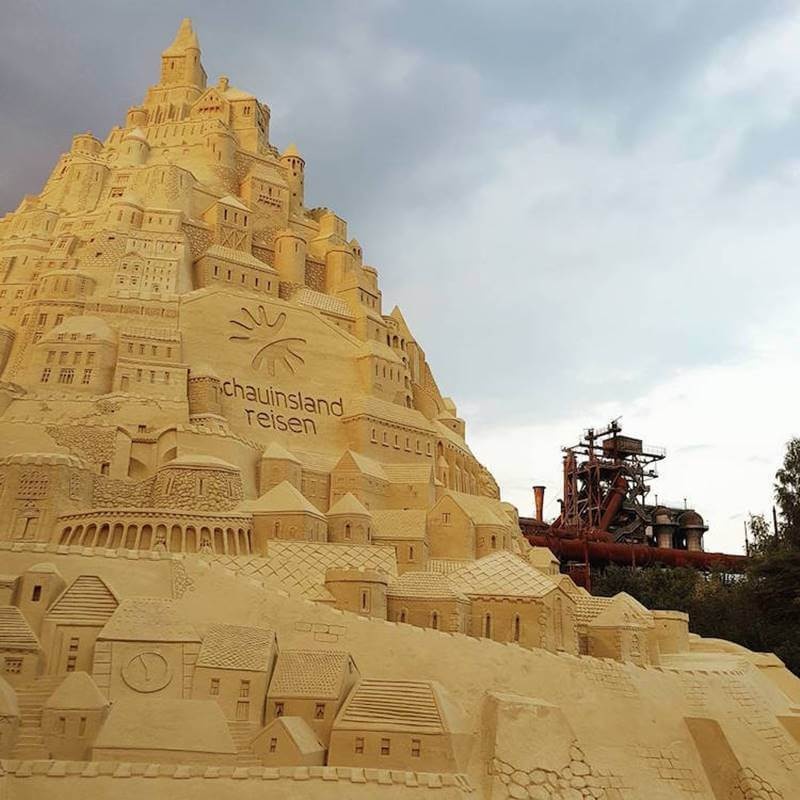 Команда дизайнеров создала самый высокий песчаный замок