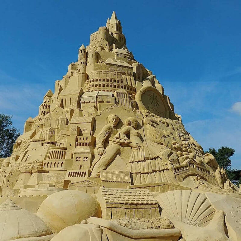 Команда дизайнеров создала самый высокий песчаный замок