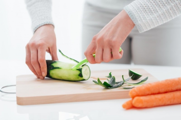 
        Выбрасываете кожуру от фруктов и овощей? 8 неожиданных применений очистков, полезных в быту                    
                        (8 фото)                    
            
