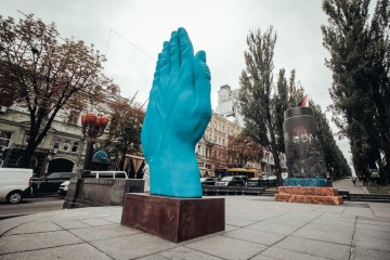 В центре Киева установили новый памятник – огромную голубую руку