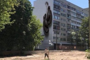 В Киеве готовят мурал с огромными боксерскими перчатками